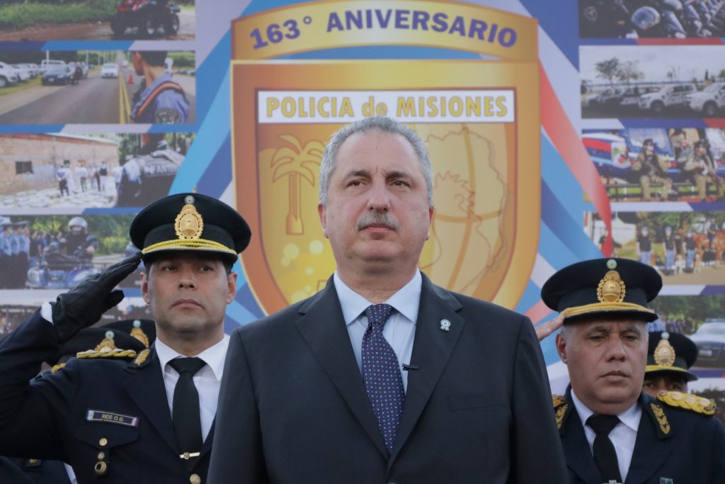 Passalacqua encabezó el acto central por el aniversario 163 de la creación de la Policía de Misiones 1 2 - LRM EXPORT 396202688284537 20190507 202139815 - 1