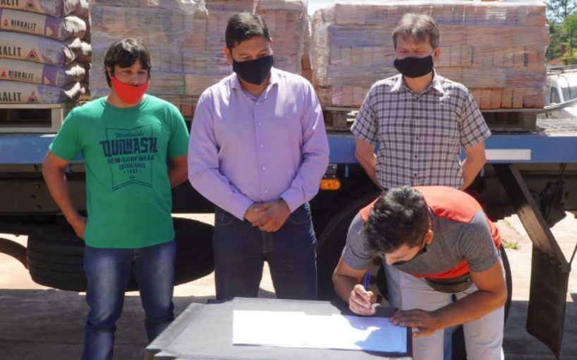 Cerro Azul: entregaron materiales para la finalización de la construcción de salas de elaboración de azúcar rubio artesanal 1 2 - Entrega de insumos 1 - 1