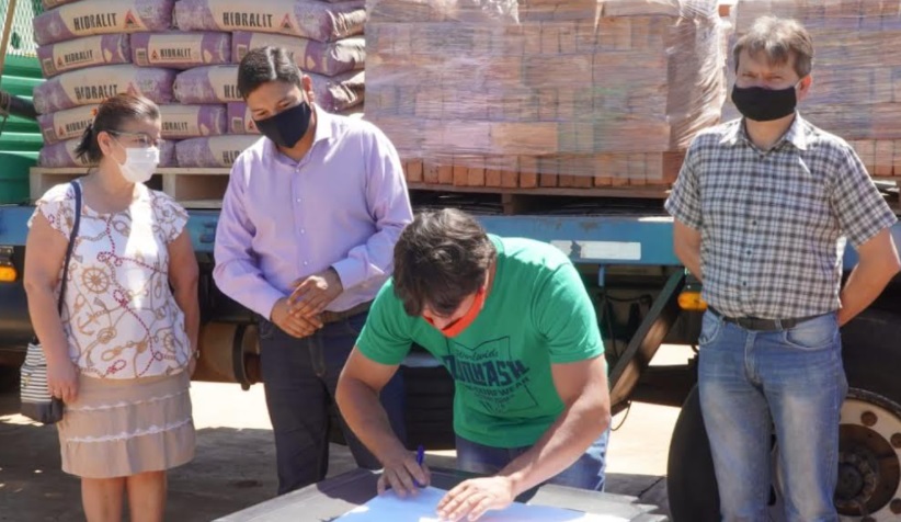 Cerro Azul: entregaron materiales para la finalización de la construcción de salas de elaboración de azúcar rubio artesanal 2 4 - Entrega de insumos 2 - 3