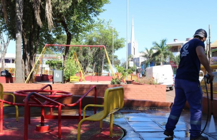 Operarios municipales realizan trabajos de limpieza en plazas de Oberá 1 2 - Limpieza en plazas 1 - 1