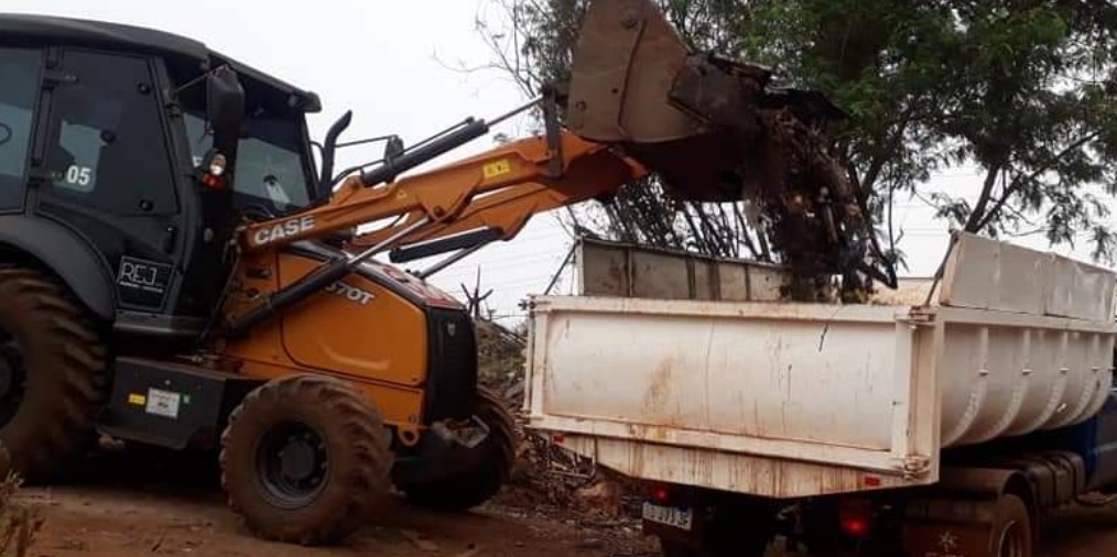 Posadas: operarios municipales erradicaron un minibasural y mejoraron una avenida en barrio Giovinazzo 1 2 - Minibasural Posadas - 1