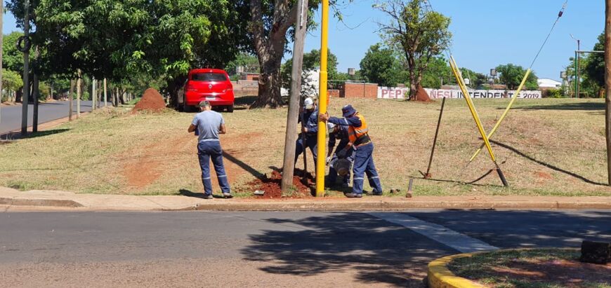 Posadas: la Municipalidad instaló un semáforo nuevo en el cruce de las avenidas Martín Fierro y Aguado 1 2 - Colocacion de semaforo - 1