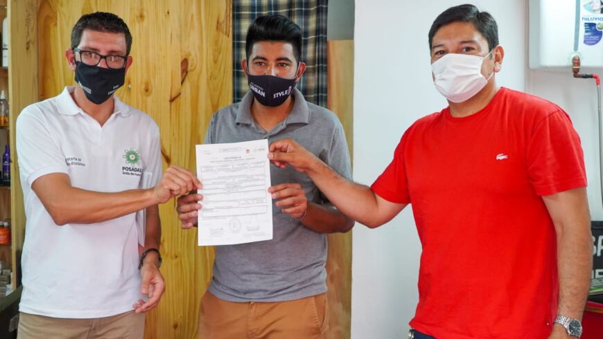Posadas: IFAI y la Municipalidad entregaron insumos a emprendedor de Itaembé Miní 2 4 - Entrega de certificado - 3