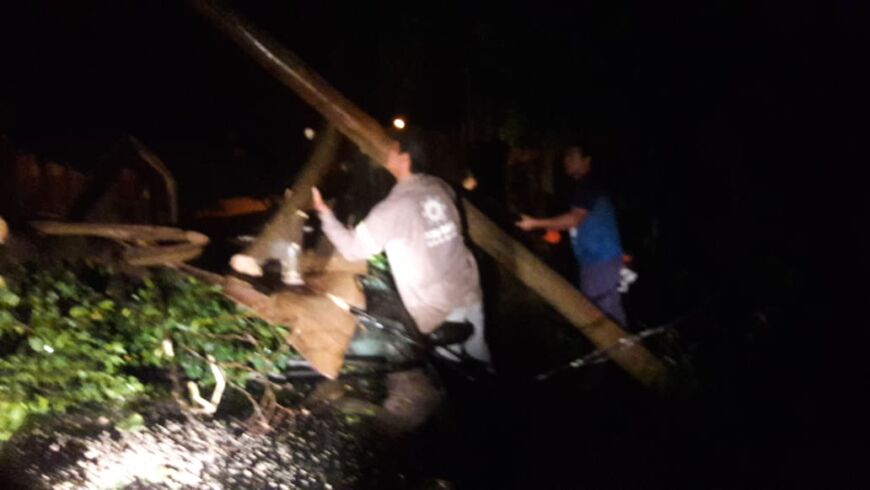 Posadas: operarios municipales asistieron a las familias afectadas por la tormenta 2 4 - Asistencia 1 - 3