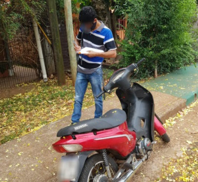 Detuvieron a dos jóvenes acusados de robar una moto en barrio Las Rosas de Posadas 1 2 - Motocicleta secuestrada - 1