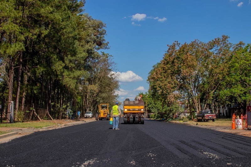 Operarios municipales concretaron los trabajos de asfaltado sobre la avenida Centenario de Posadas 1 2 - Obra de asfaltado - 1
