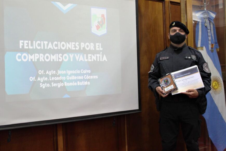 Posadas: reconocieron a los policías que rescataron a una mujer en el río Paraná 1 2 - Policia reconocido 2 - 1