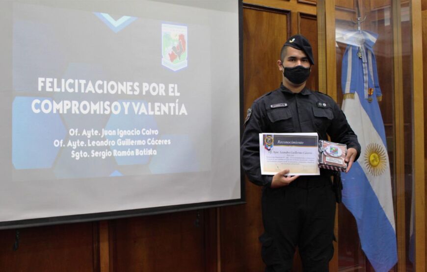 Posadas: reconocieron a los policías que rescataron a una mujer en el río Paraná 2 4 - Policia reconocido 3 - 3