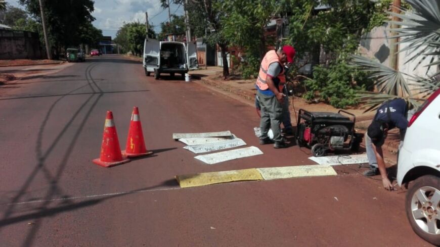 Operarios municipales colocaron reductores de velocidad en calles internas del barrio Bicentenario de Posadas 1 2 - Reductores de velocidad 2 - 1