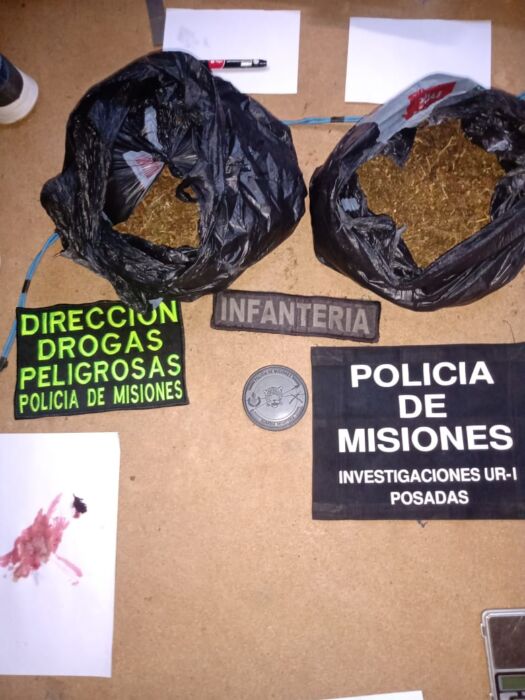 Detuvieron a tres jóvenes y secuestraron drogas, dinero e insumos en Posadas 1 2 - droga incautada - 1