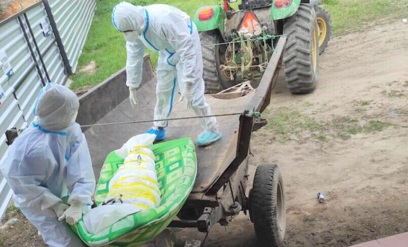 Indignante: así enterraron a un hombre víctima del coronavirus en Paraguay 1 2 - 4 113 e1616069327970 - 1