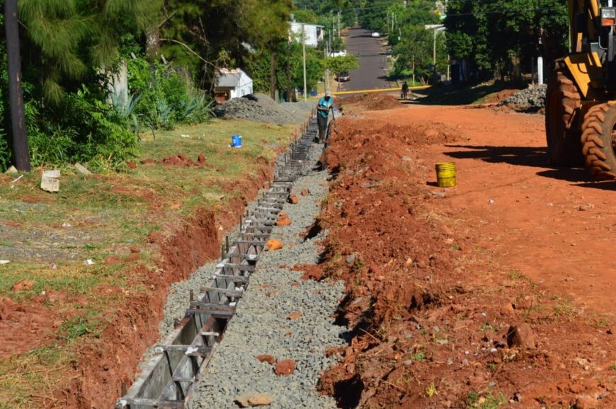 Municipales construyen cordones cunetas en diferentes barrios posadeños 1 2 - Construccion de cunetas 1 - 1