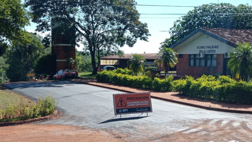 Vialidad Misiones comenzó a pavimentar calles de Colonia Alberdi y Puerto Esperanza 1 2 - DPV ASFALTO SOBRE EMPEDRADO II - 1