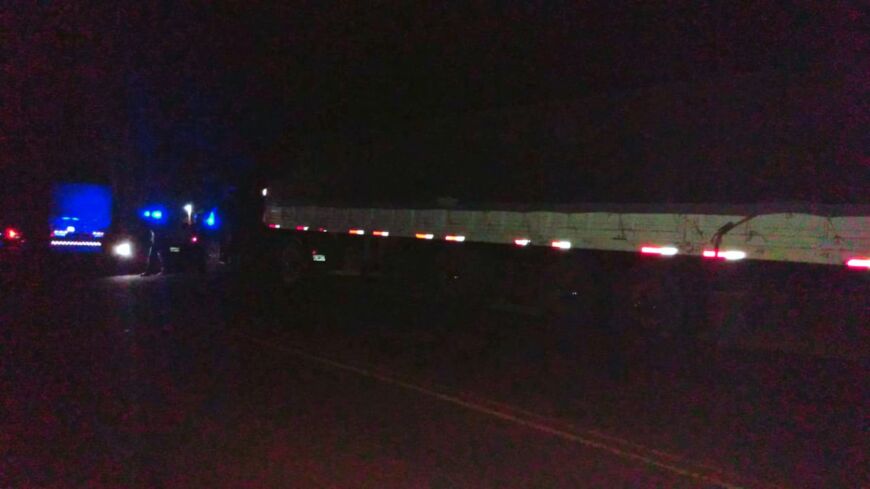 Sorprendieron a otros dos camioneros con carga ilegal de soja en Apóstoles 1 2 - camiones con soja1 - 1