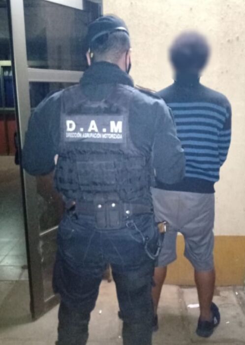 Destrozó vidrieras en Posadas y lo detuvieron 1 2 - detenido 2 - 1