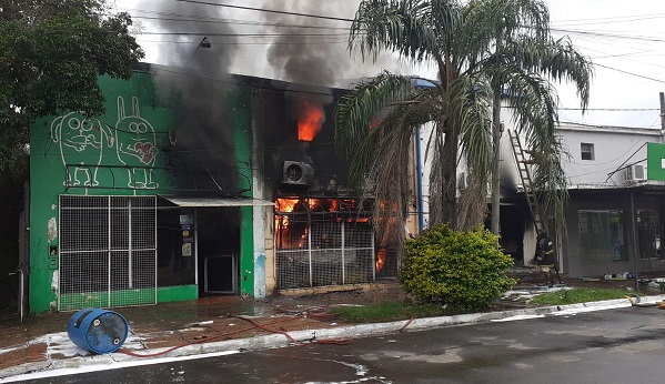 Incendio consumió dos locales comerciales en Ituzaingó 1 2 - incendio - 1