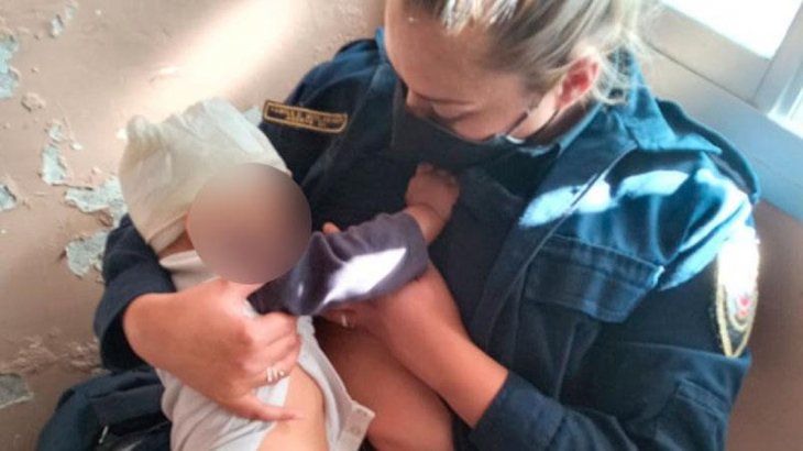 Córdoba: una policía amamantó a un bebé que fue herido con un tenedor en la cabeza 1 2 - poli amamantando - 1