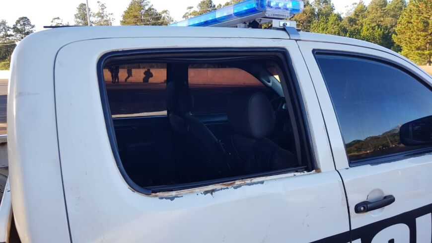 Joven atacó a piedrazos a policías, los amenazó con un cuchillo y terminó detenido en Candelaria 1 2 - Patrullero destrozado - 1