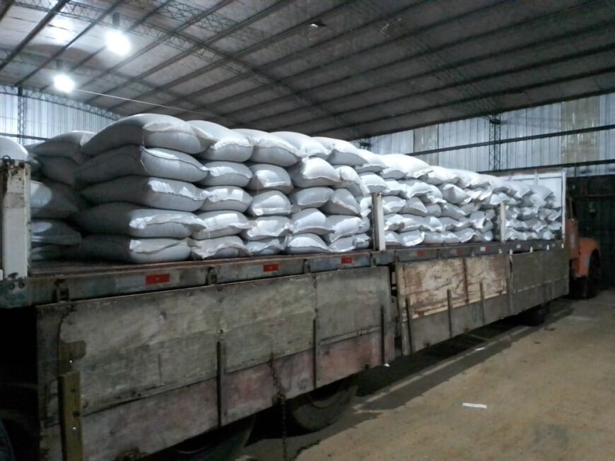 Recuperaron un camión y más de 15 mil kilos de porotos robados en Bernardo de Irigoyen 1 2 - Bolsas con porotos - 1