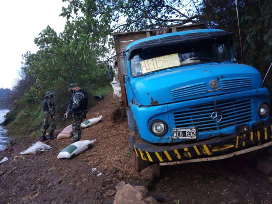 Frontera: secuestraron más 8.700 kilos de maíz de origen ilegal en El Soberbio 1 2 - camion - 1