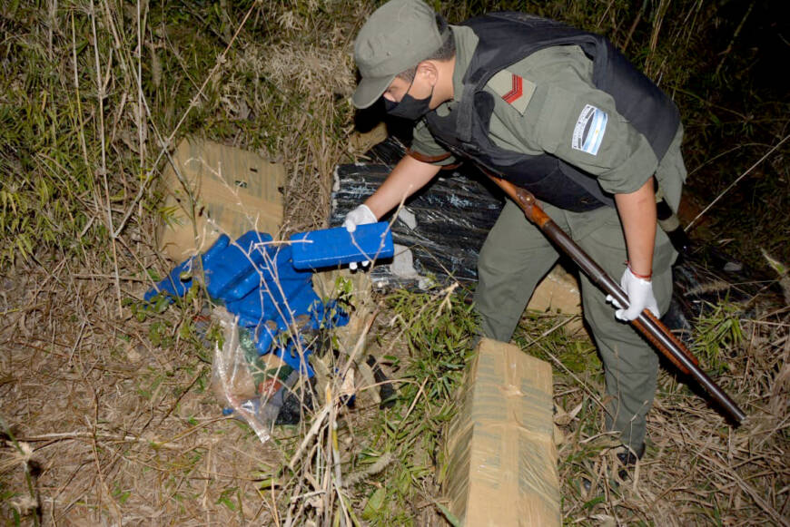 Gendarmes hallaron más de 300 kilos de marihuana ocultos entre malezas en cercanías a Mado 1 2 - Secuestro de marihuana 2 2 - 1
