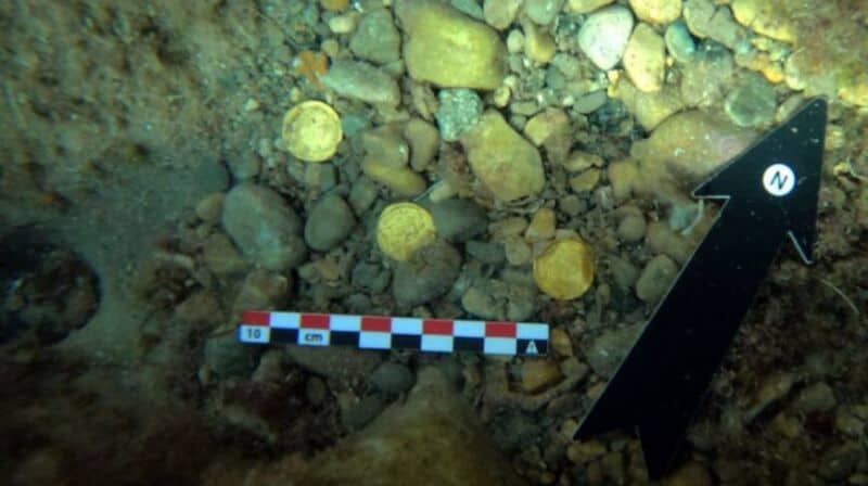 Hallaron bajo el mar un tesoro romano escondido de los bárbaros 1 2 - monedas - 1