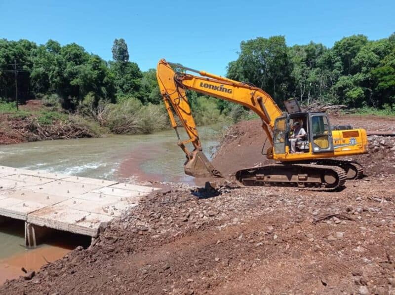 Ruta provincial 2: trabajan en la reposición del puente provisorio sobre el arroyo Pindaytí 1 2 - DPV PUENTE PROVISORIO PINDAYTI - 1