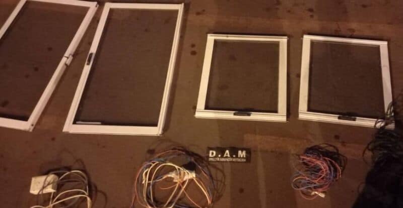 Robaron ventanas de una casa y terminaron detenidos en Posadas 1 2 - Ventanas recuperadas - 1
