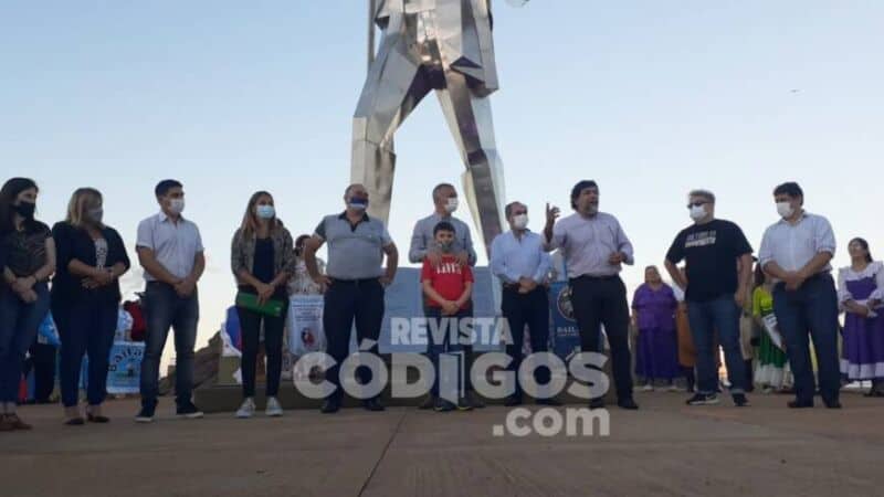 Posadas homenajeó a Andrés Guacurarí con una vigilia en la costanera 1 2 - Andres Guacurari 1 - 1