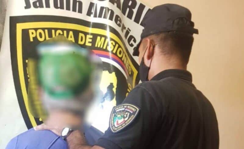Alcoholizados chocaron en un auto contra un poste y terminaron presos en Jardín América 1 2 - Segundo detenido - 1