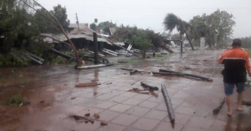 El fuerte temporal provocó importantes destrozos en la feria de la avenida de las Américas en Garupá 1 2 - Tormenta en Garupa 1 - 1