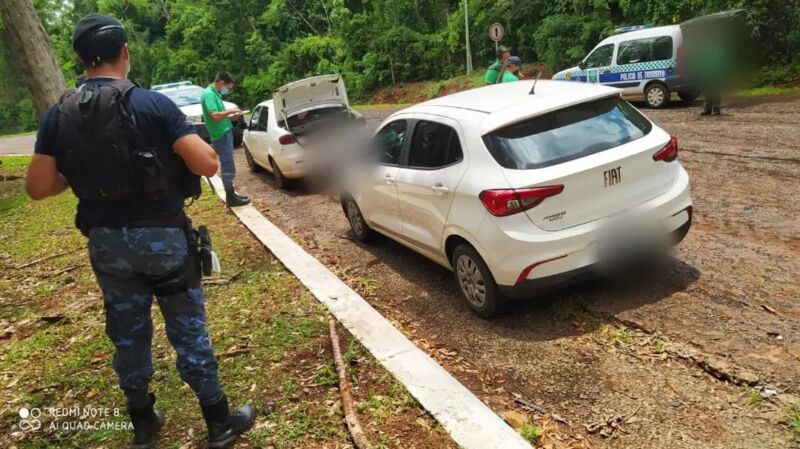 Iguazú: incautaron dos vehículos y bidones de combustibles que eran transportados de manera irregular 1 2 - autos bidones 2 - 1