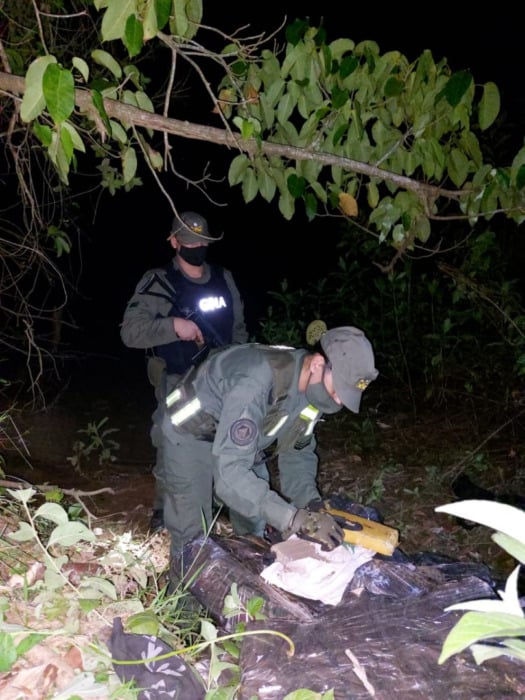 General Urquiza: gendarmes secuestraron más de 521 kilos de marihuana luego de un tiroteo 1 2 - gendarmes frustraron embarque de estupefaciente y secuestraron mas de 521 kilos de marihuana 1 - 1