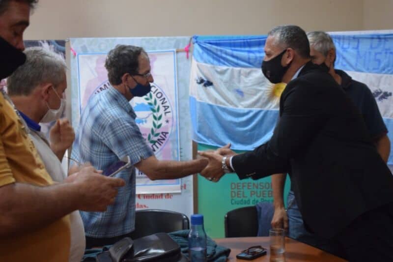 Miembros del Movimiento Nacional Malvinas Argentinas se reunieron con el Defensor del Pueblo de Posadas 2 4 - Defensor con malvinenses 1 - 3