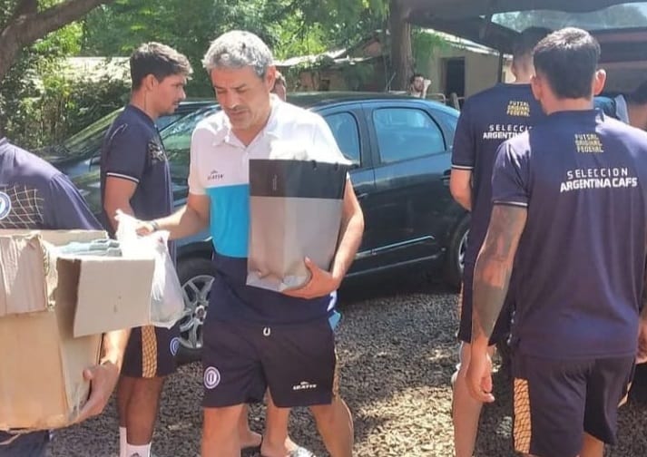 Jugadores de la Selección Argentina de futsal entregaron donaciones en el barrio Manantiales de Posadas 3 6 - Futsal Argentina 1 - 5
