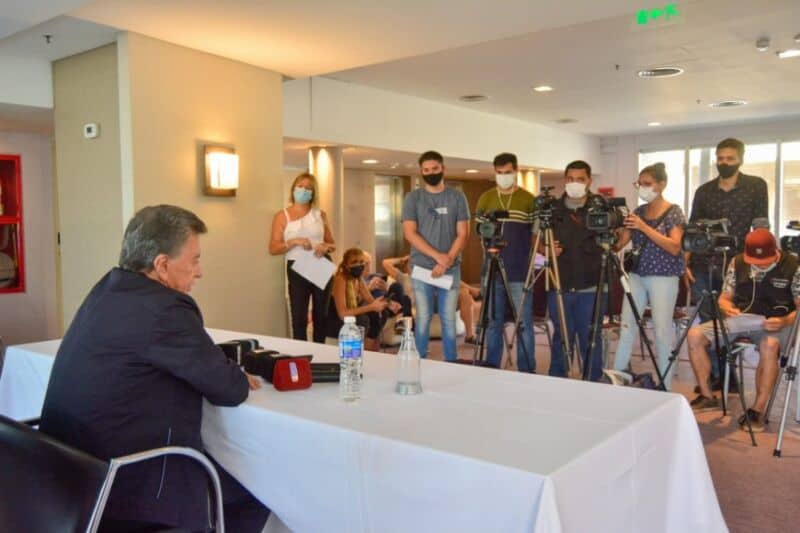 Palito en la previa de su show en Posadas: "Será un último gran abrazo de gratitud a través de mis canciones" 2 4 - Palito Ortega conferencia 3 - 3