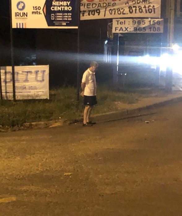 Tiene 72 años y espera a su hija todas las noches en la parada del autobús para acompañarla a su casa 1 2 - padre espera hija paradero todos los dias - 1