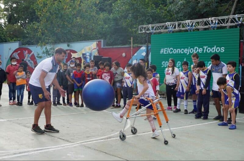 La “Kermese del Hogar de Día” y el “Concejo Sale a la Cancha” reunieron a unos 800 niños, adolescentes y adultos 7 14 - Kermes y concejo sale a la cancha 8 - 13