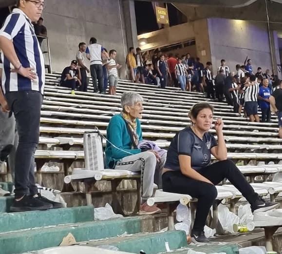 La conmovedora historia de la abuela hincha de Talleres que fue con una mochila de oxígeno a la cancha 1 2 - hincha - 1