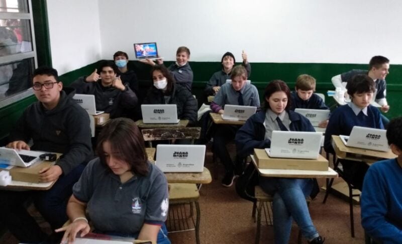 Entregaron netbooks del programa "Conectar Igualdad" a estudiantes de la EPET 3 de Oberá 1 2 - Computadoras 2 - 1