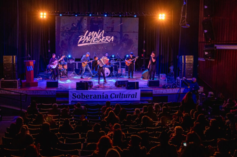 El Montoya volvió a brillar con música del Litoral: fuerte llamado a defender la Soberanía Cultural 3 6 - VHP 8831 - 5