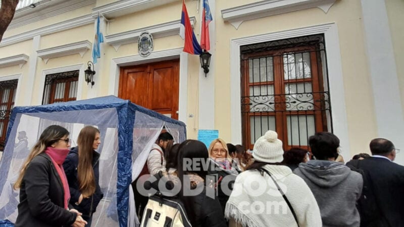 Manifestantes municipales llevaron su reclamo al Concejo y suspendieron la sesión 1 2 - concejo posadas 2 - 1