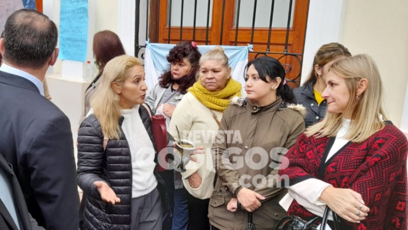 Manifestantes municipales llevaron su reclamo al Concejo y suspendieron la sesión 3 6 - concejo posadas 4 - 5