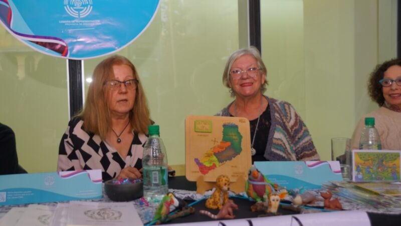 Escritores misioneros expusieron sus obras en la Legislatura 1 2 - escritores misioneros 1 - 1