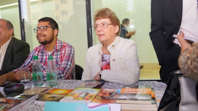 Escritores misioneros expusieron sus obras en la Legislatura 5 10 - escritores misioneros 5 - 9