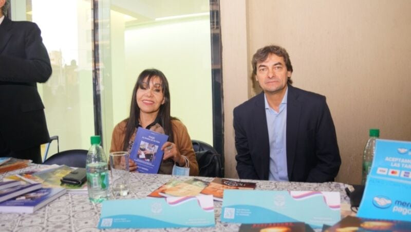 Escritores misioneros expusieron sus obras en la Legislatura 6 12 - escritores misioneros 6 - 11