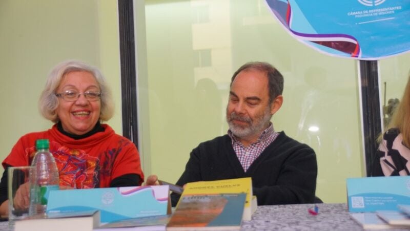 Escritores misioneros expusieron sus obras en la Legislatura 7 14 - escritores misioneros 8 - 13