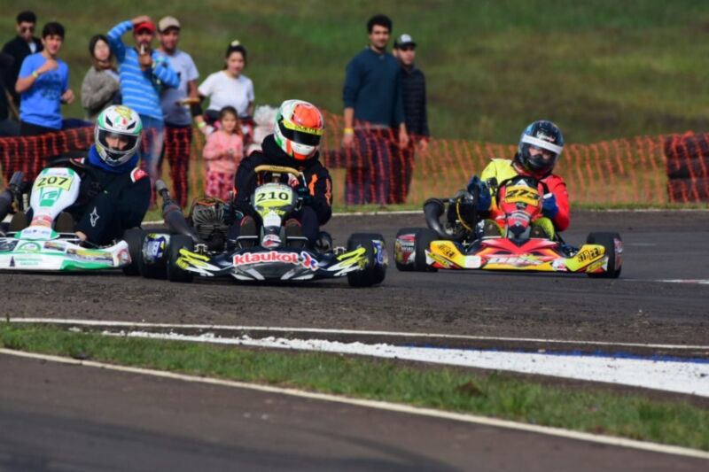 Exitoso espectáculo del karting en Posadas durante el fin de semana 9 18 - karting 10 - 17