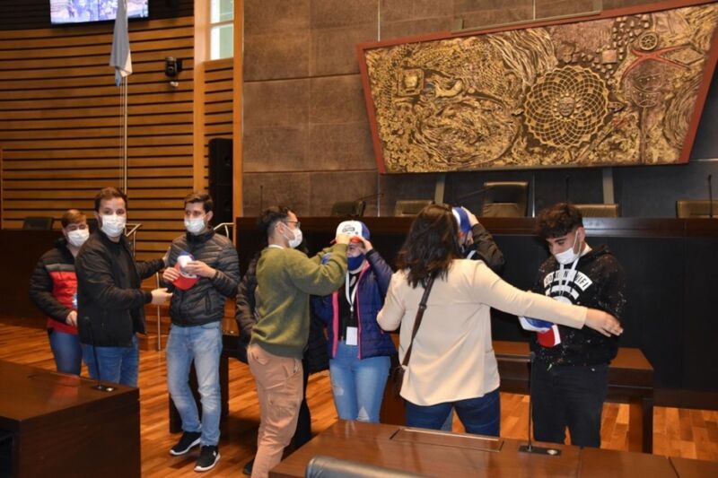 Más de 50 jóvenes becados por la Asociación Sanmartiniana de Misiones visitaron la Legislatura 13 26 - legislatura 3 1 - 25