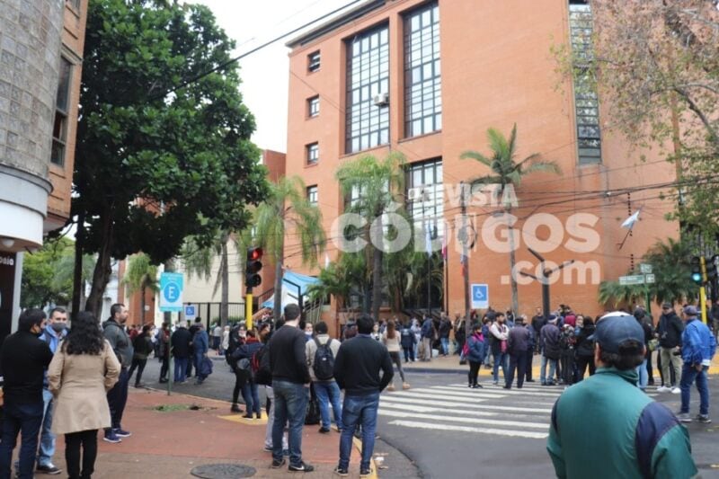 Manifestantes municipales llevaron su reclamo al Concejo y suspendieron la sesión 4 8 - municipalidad 1 - 7